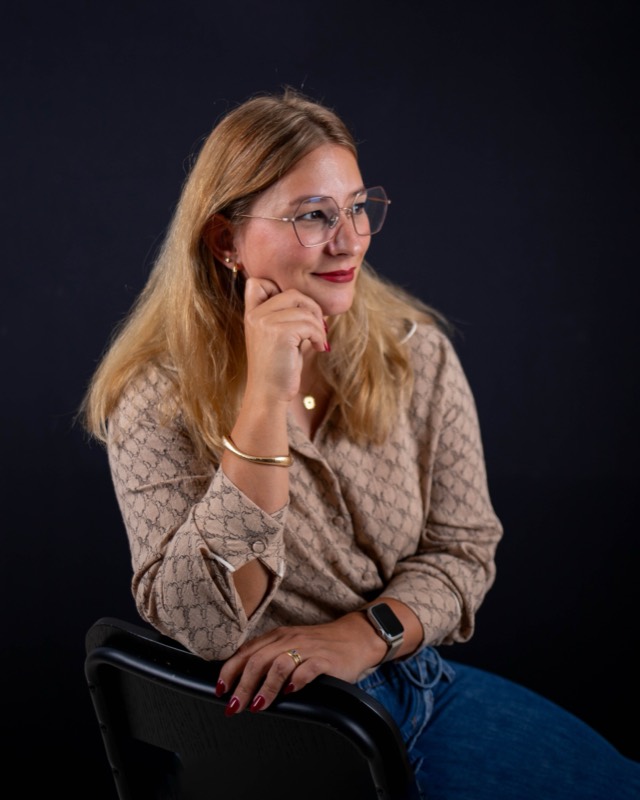 Laurine De Campos, pensive, le regard tourné sur le côté