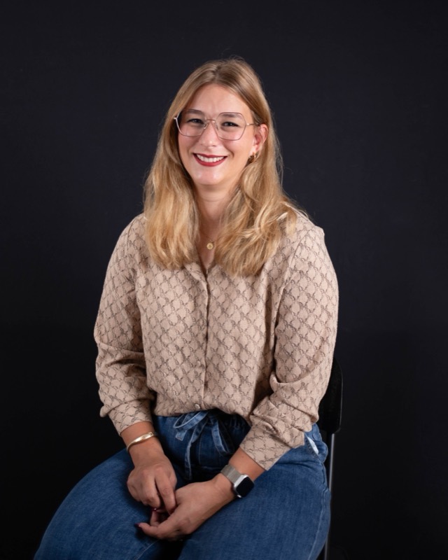 Laurine De Campos assise, souriante, prête pour l'échange